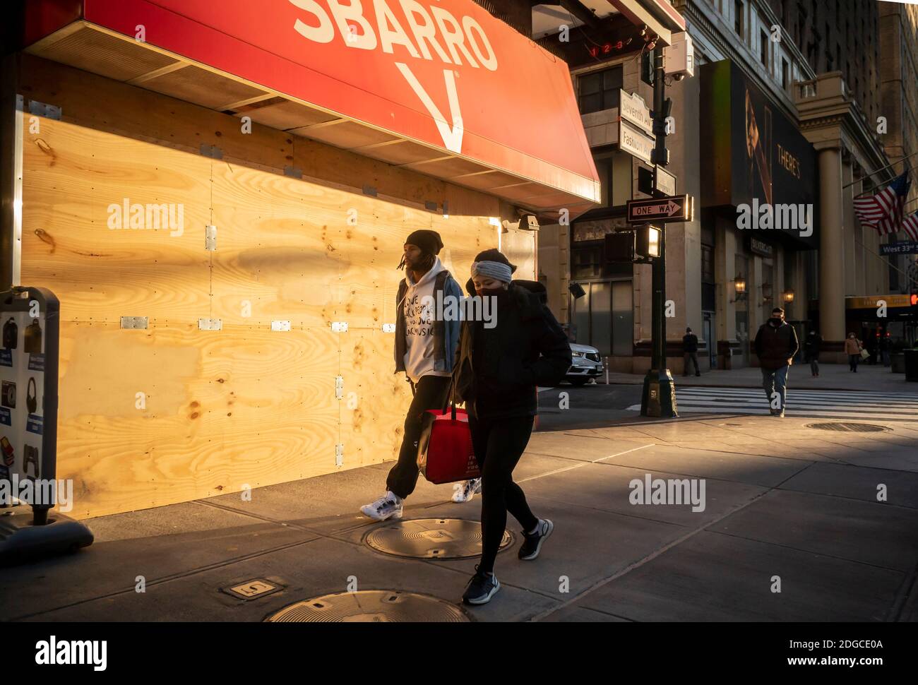 People pass a closed branch of the Sbarro Italian restaurant chain in the Herald Square neighborhood of New York on Monday, December 7, 2020. (© Richard B. Levine) Stock Photo