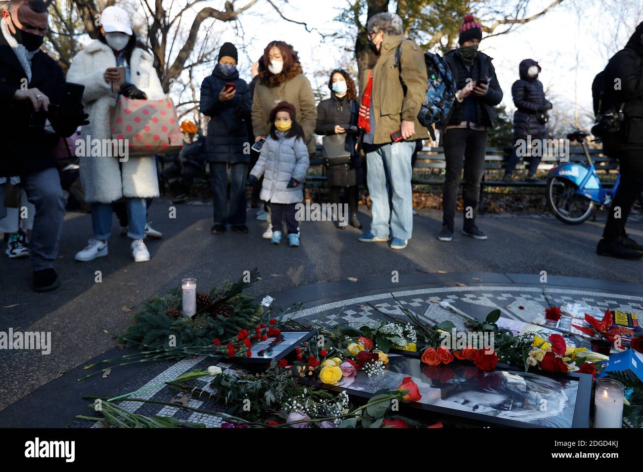 New York City Usa 08th Dec People Gather Around The Imagine Mosaic On The 40th Anniversary Of John Lennon S Death At Strawberry Fields In Central Park On December 8 Yearly New York City Usa 08th Dec People Gather Around The Imagine Mosaic On The 40th Anniversary Of John Lennon S Death At Strawberry Fields In Central Park On December 8 Yearly