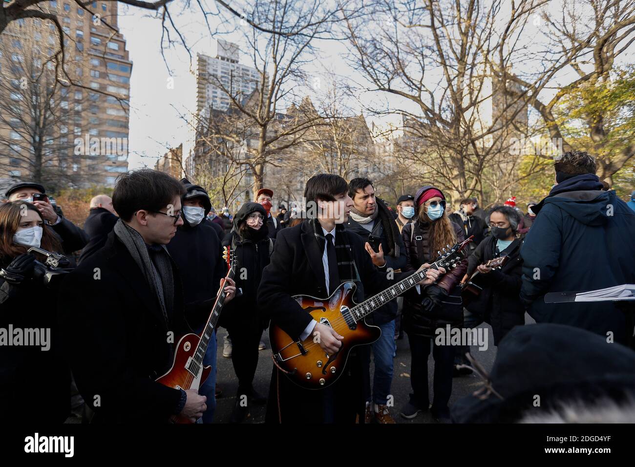 New York City Usa 08th Dec Musicians Sing Beatles Songs And Play Guitars Surrounded By A Large Group Of People On The 40th Anniversary Of John Lennon S Death At Strawberry Fields New York City Usa 08th Dec Musicians Sing Beatles Songs And Play Guitars Surrounded By A Large Group Of People On The 40th Anniversary Of John Lennon S Death At Strawberry Fields