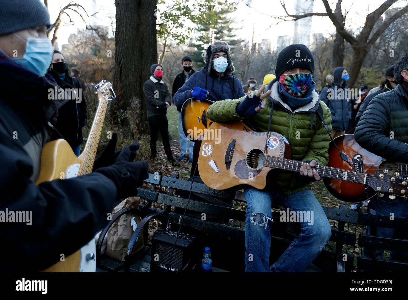 New York City Usa 08th Dec Musicians Sing Beatles Songs And Play Guitars Surrounded By A Large Group Of People On The 40th Anniversary Of John Lennon S Death At Strawberry Fields New York City Usa 08th Dec Musicians Sing Beatles Songs And Play Guitars Surrounded By A Large Group Of People On The 40th Anniversary Of John Lennon S Death At Strawberry Fields