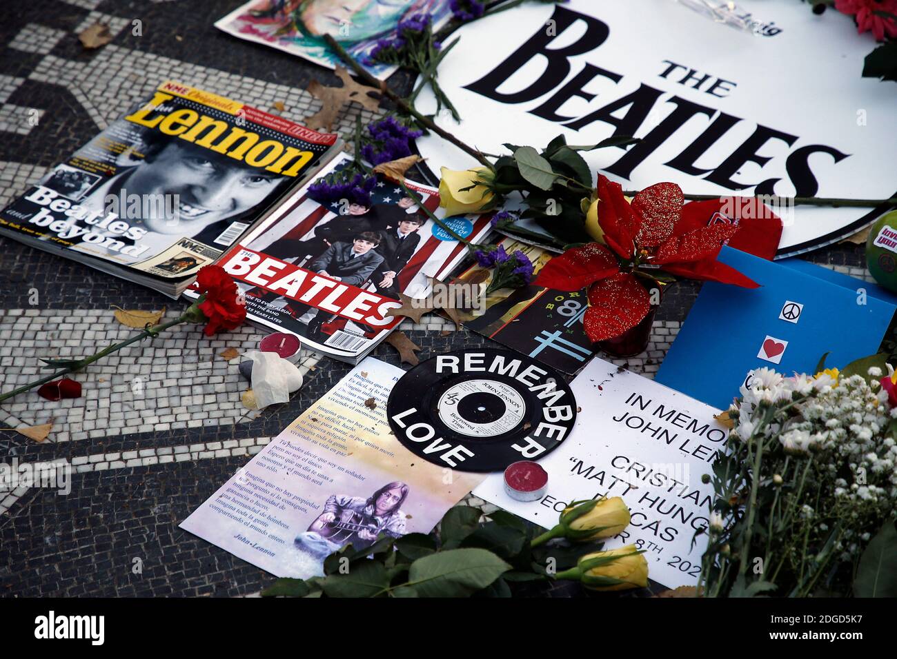 New York City Usa 08th Dec Various Memorabilia Are Placed On The Imagine Mosaic On The 40th Anniversary Of John Lennon S Death At Strawberry Fields In Central Park On December 8 New York City Usa 08th Dec Various Memorabilia Are Placed On The Imagine Mosaic On The 40th Anniversary Of John Lennon S Death At Strawberry Fields In Central Park On December 8
