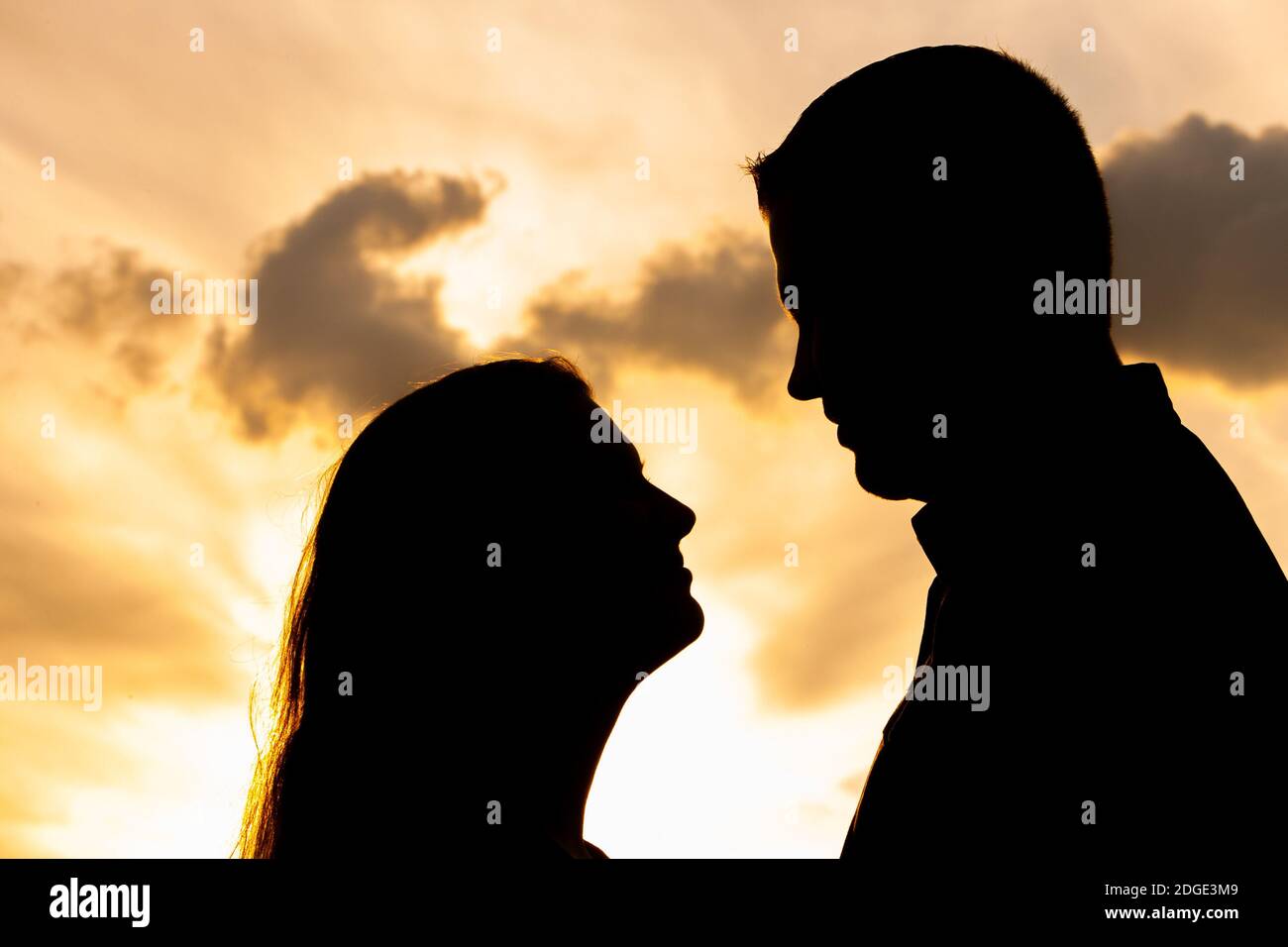 Man woman silhouette profile hi-res stock photography and images - Alamy