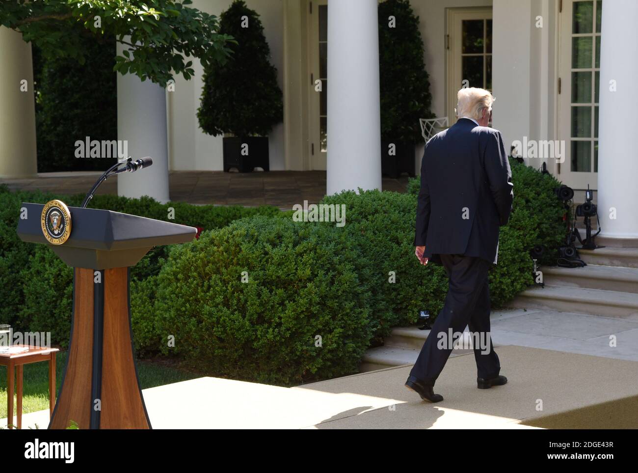 President Donald Trump walks back to the Oval Office after making a ...
