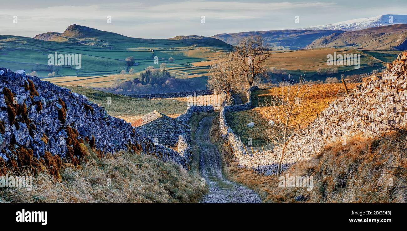goat-scar-lane-above-stainforth-in-ribblesdale-north-yorkshire-with