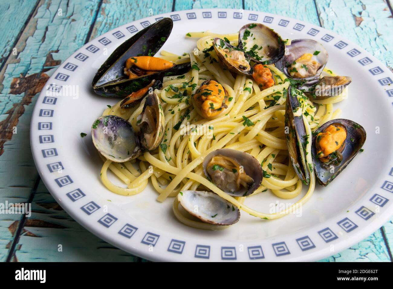 Spaghetti with clams and mussels Stock Photo Alamy