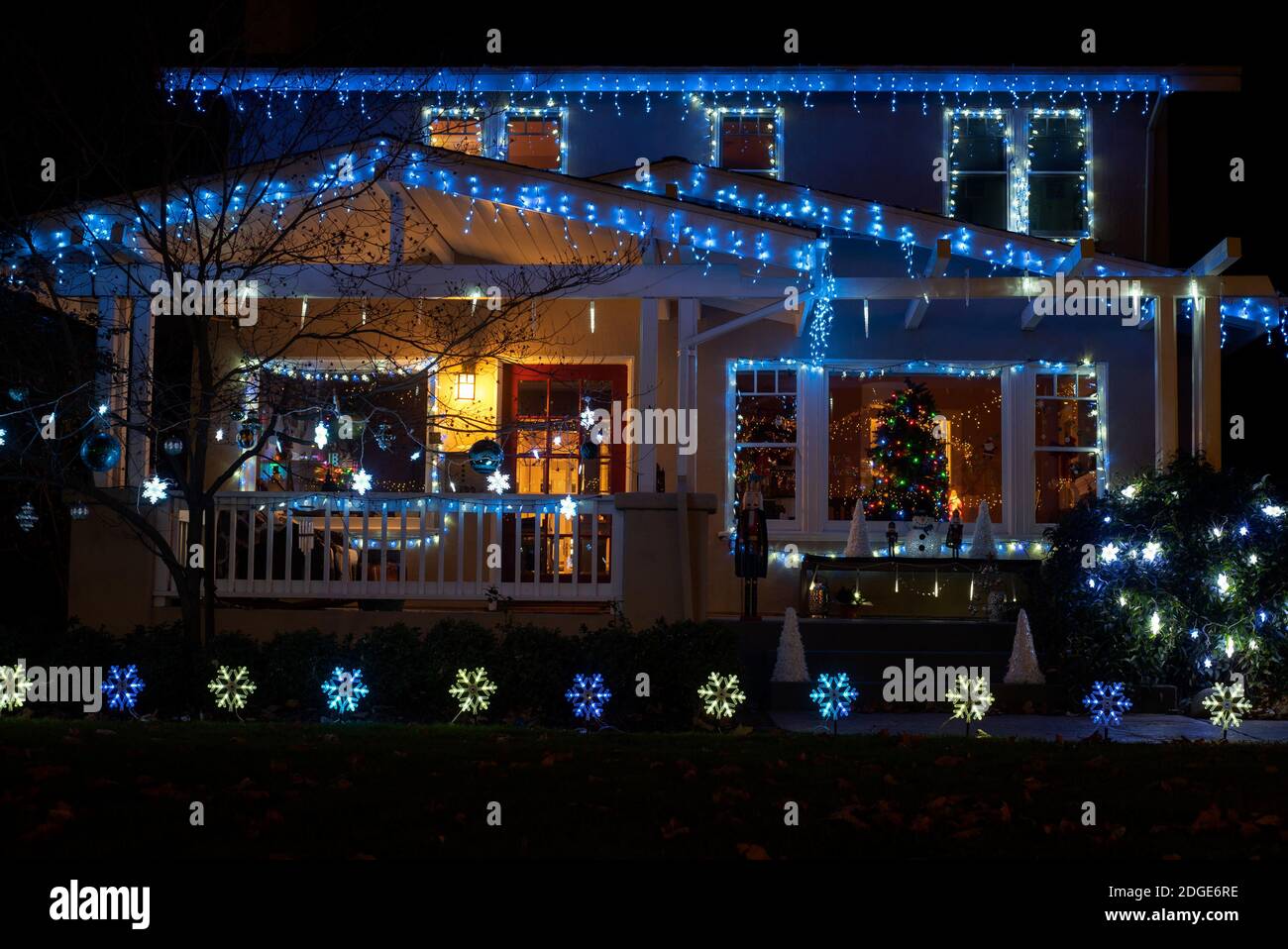 Sacramento, California, USA. 8 December 2020. The Fab 40s’ Christmas