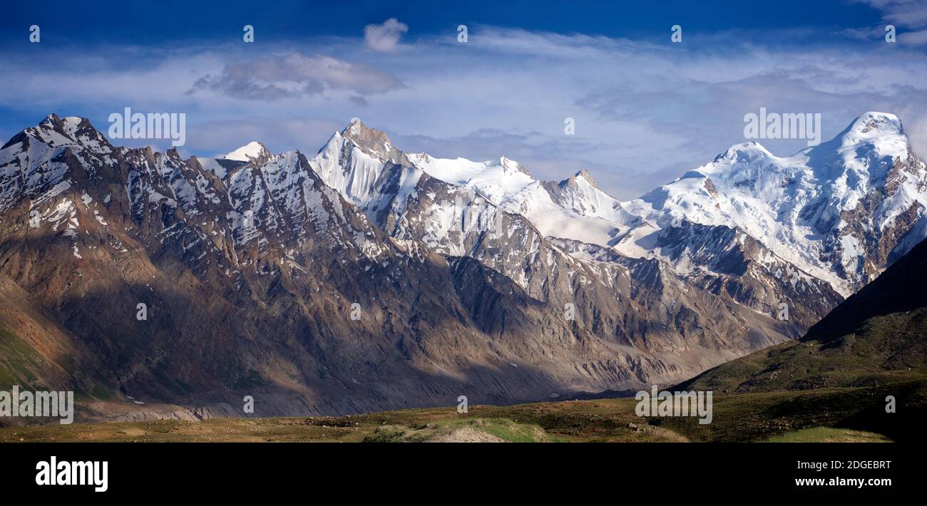 Panorama of spectacular Himalayan mountain scenery from the Kargil to Zanskar  road, Suru Valley, Ladakh, Jammu & Kasmir, northern India Stock Photo