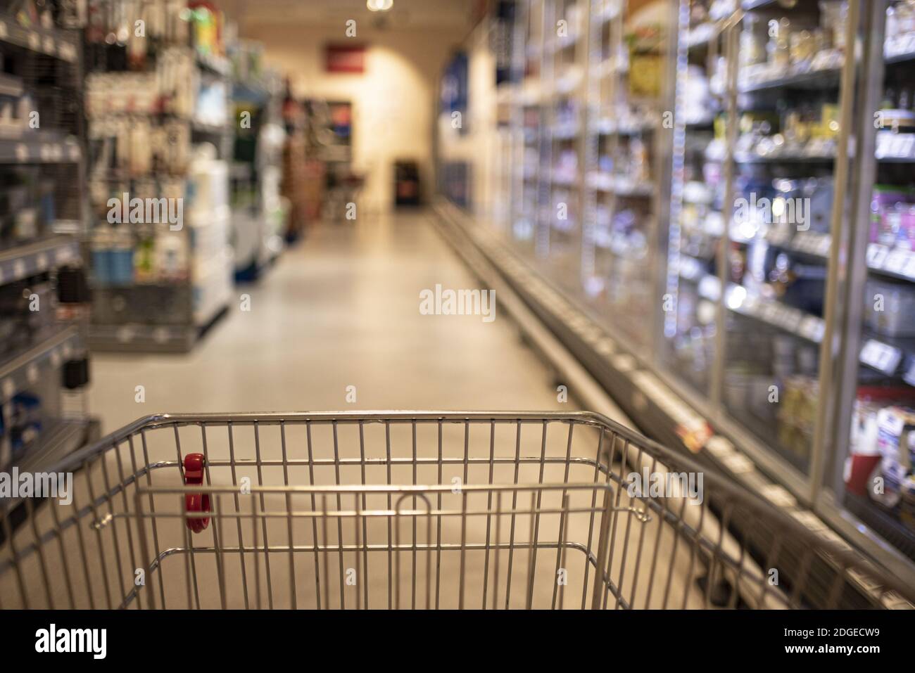 Supermarket, shopping basket Stock Photo Alamy