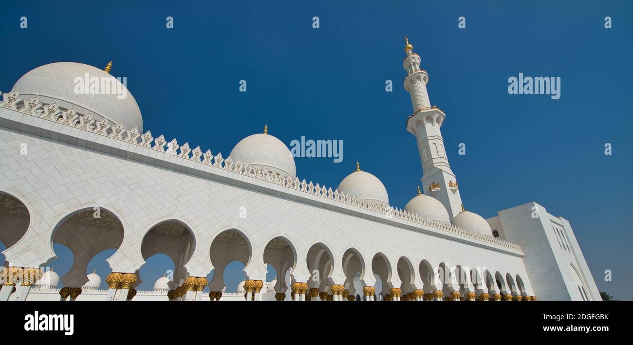 Sheikh Zayed Mosque on a beautiful sunny day, Abu Dhabi, UAE Stock Photo