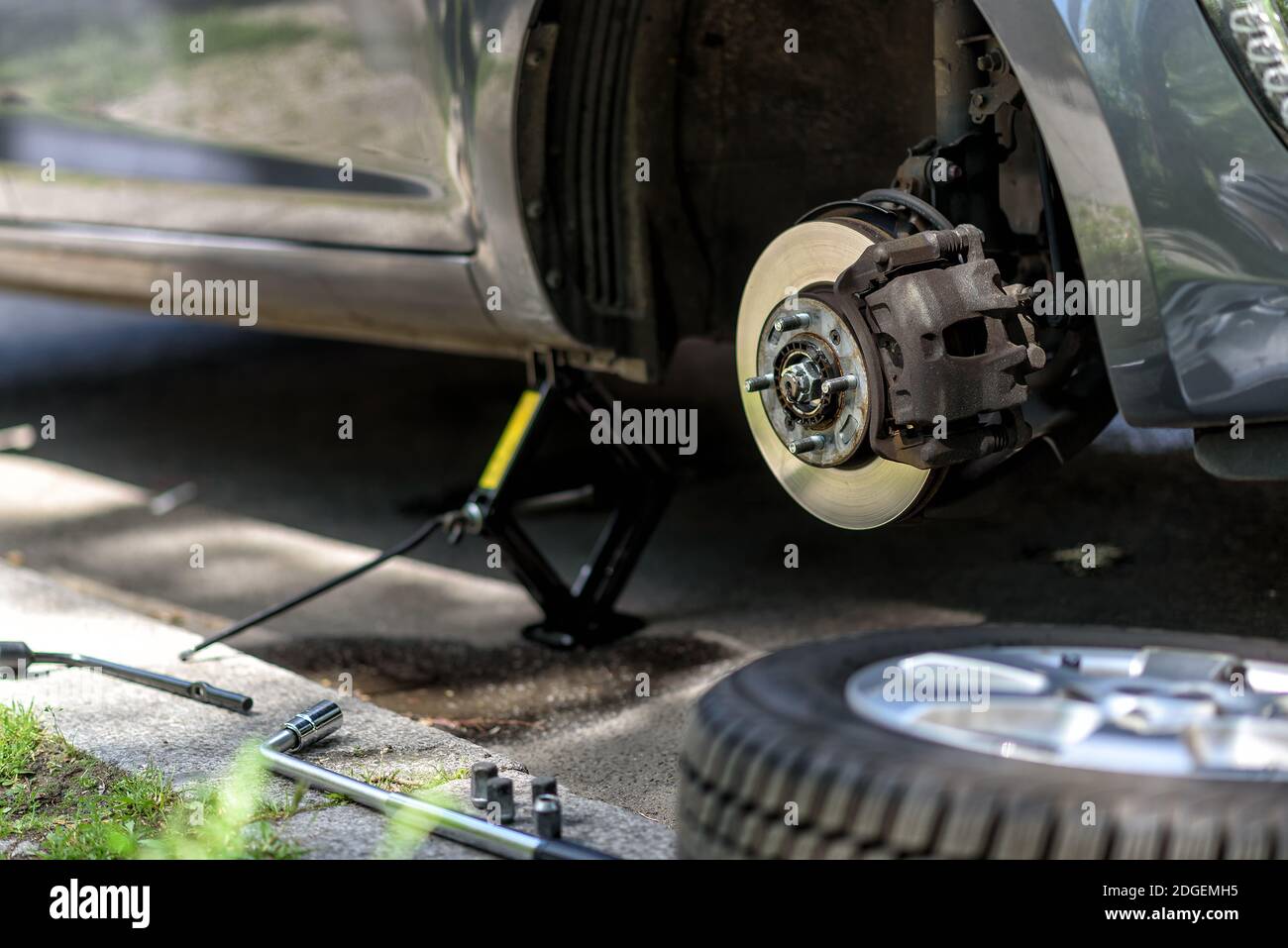 Changing the wheels of a car Stock Photo Alamy