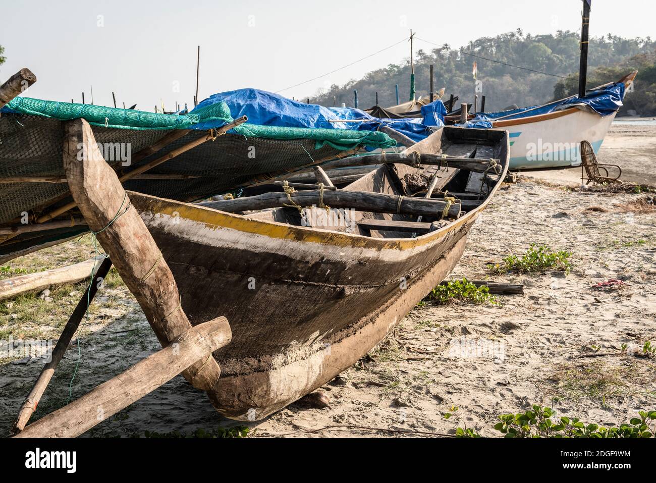 https://c8.alamy.com/comp/2DGF9WM/old-wooden-fishing-boats-on-the-sandy-shore-of-the-indian-ocean-2DGF9WM.jpg