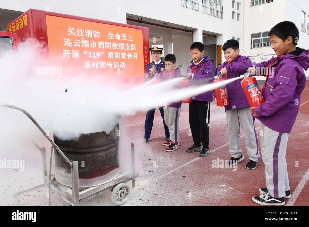 Guided by two firewomen, primary school students learn knowledge about