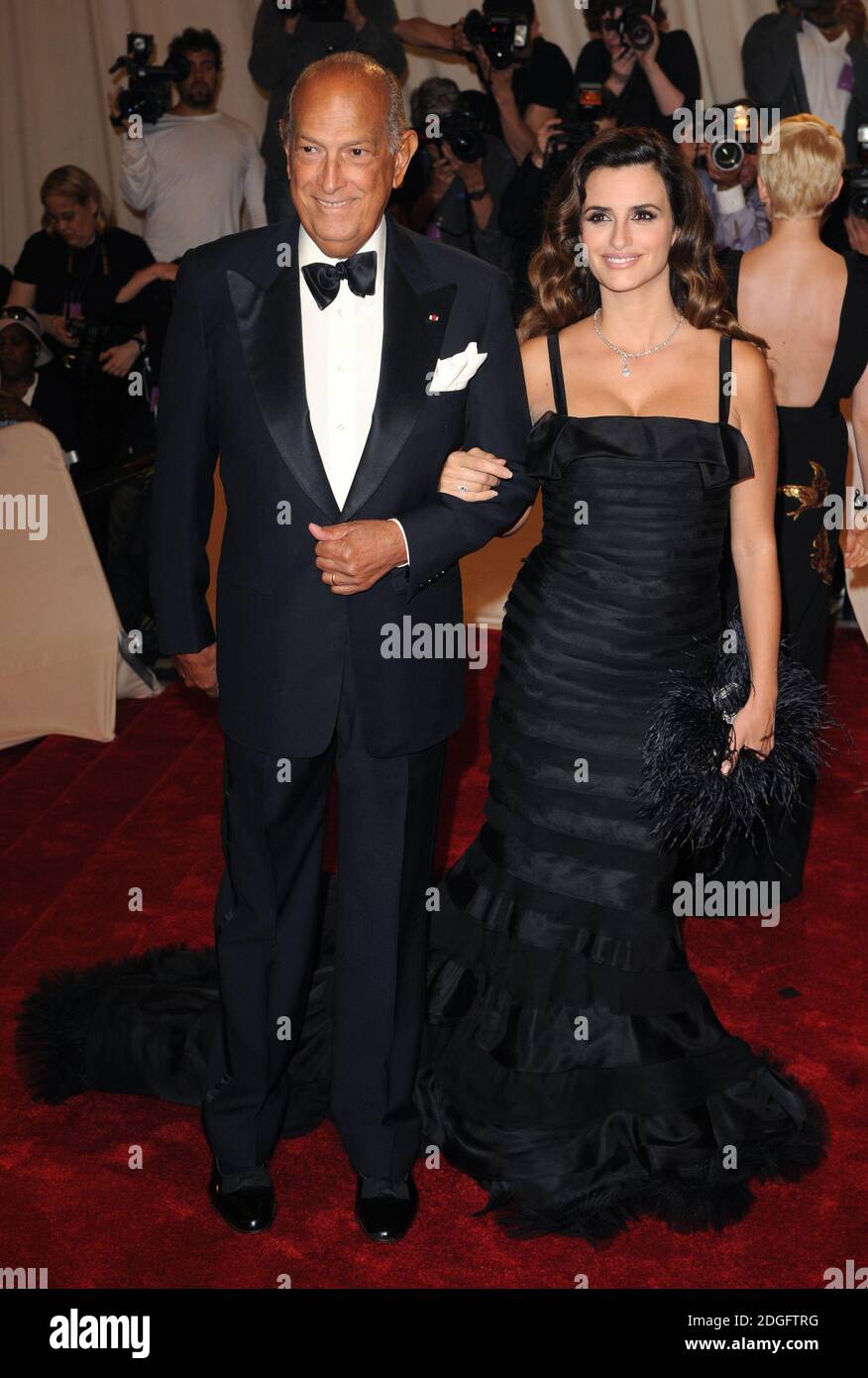 Penelope Cruz and Oscar de la Renta arriving at the Metropolitan Museum  Costume Institute Benefit Gala celebrating Alexander McQueen, Savage  Beauty, New York Stock Photo - Alamy