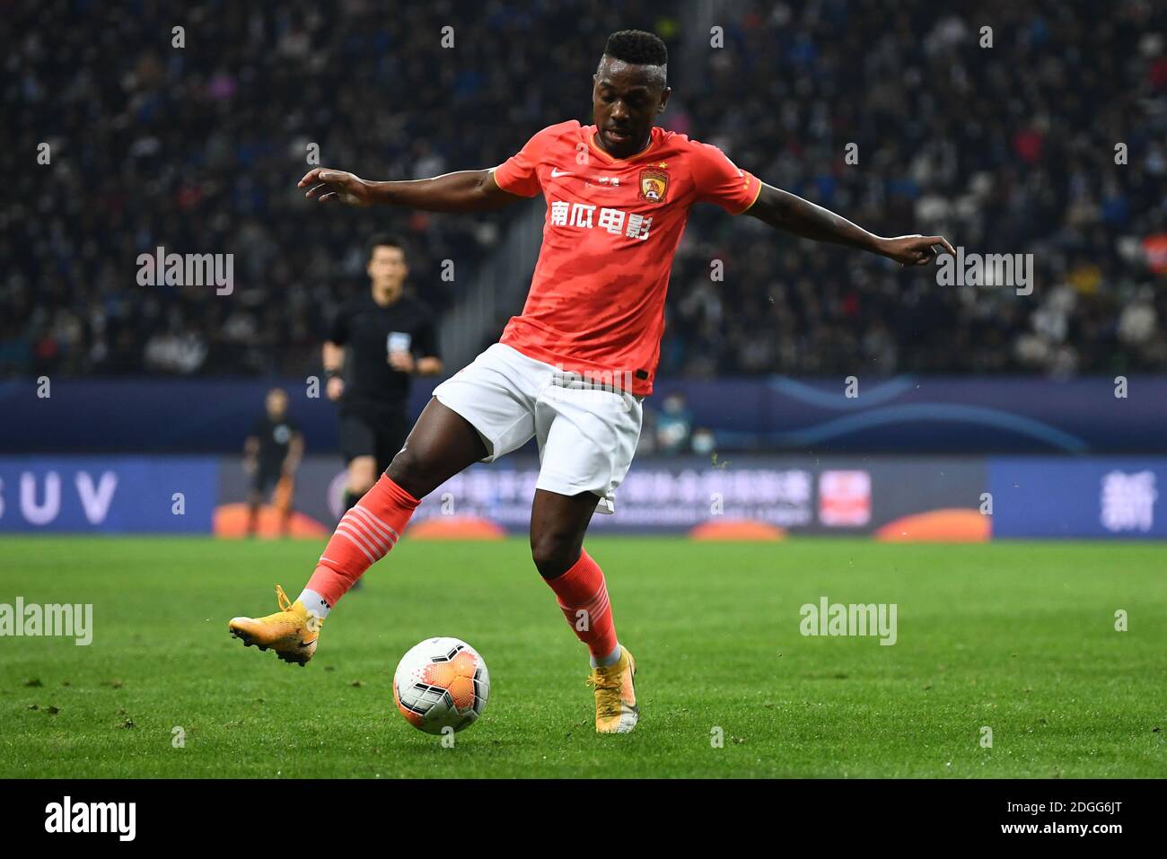 Brazilian-born Chinese football player Fernando Henrique, also known as Fei Nanduo, of Guangzhou Evergrande Taobao F.C., keeps the ball during the sec Stock Photo