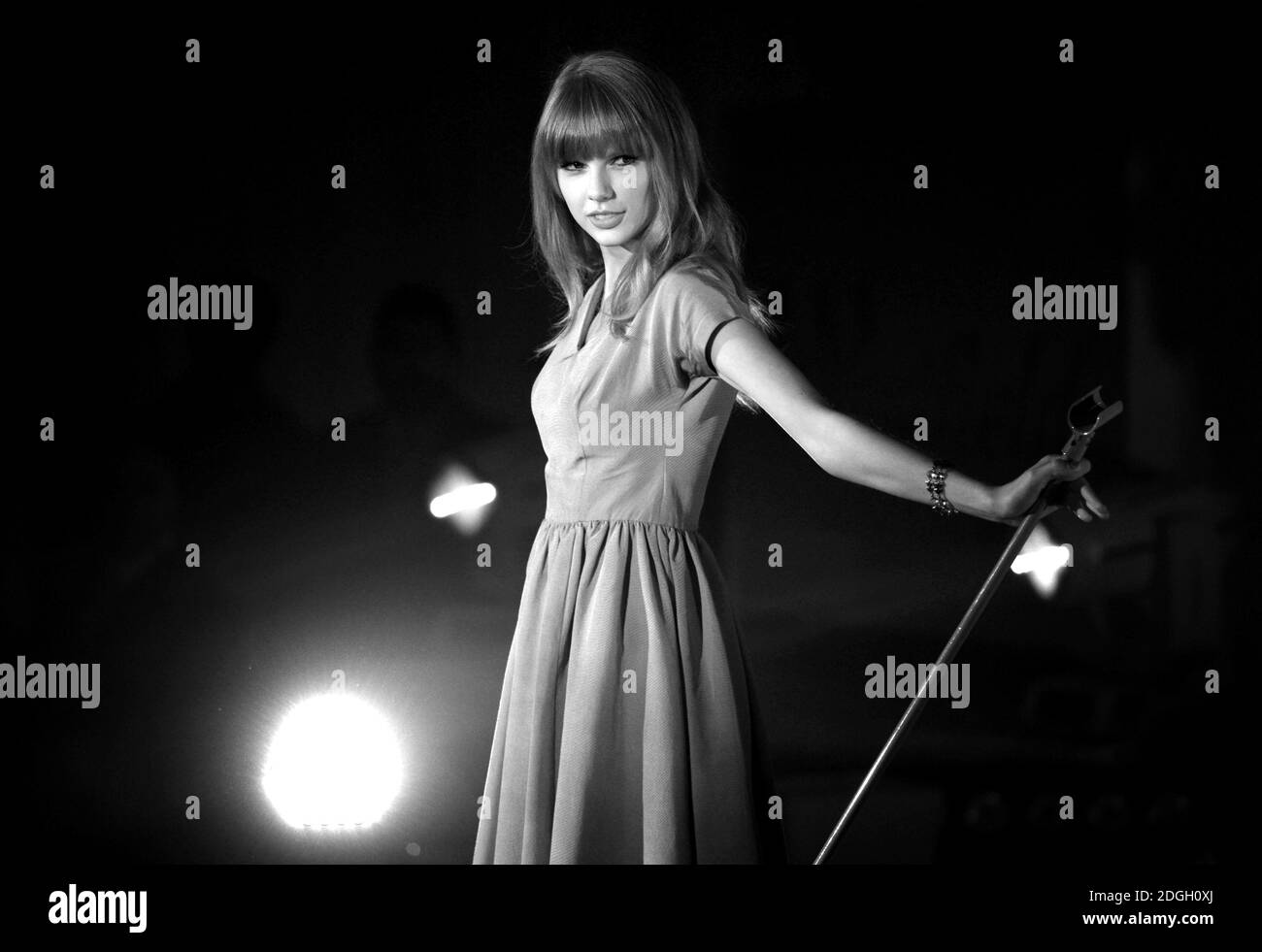Taylor swift black dress Black and White Stock Photos & Images - Alamy