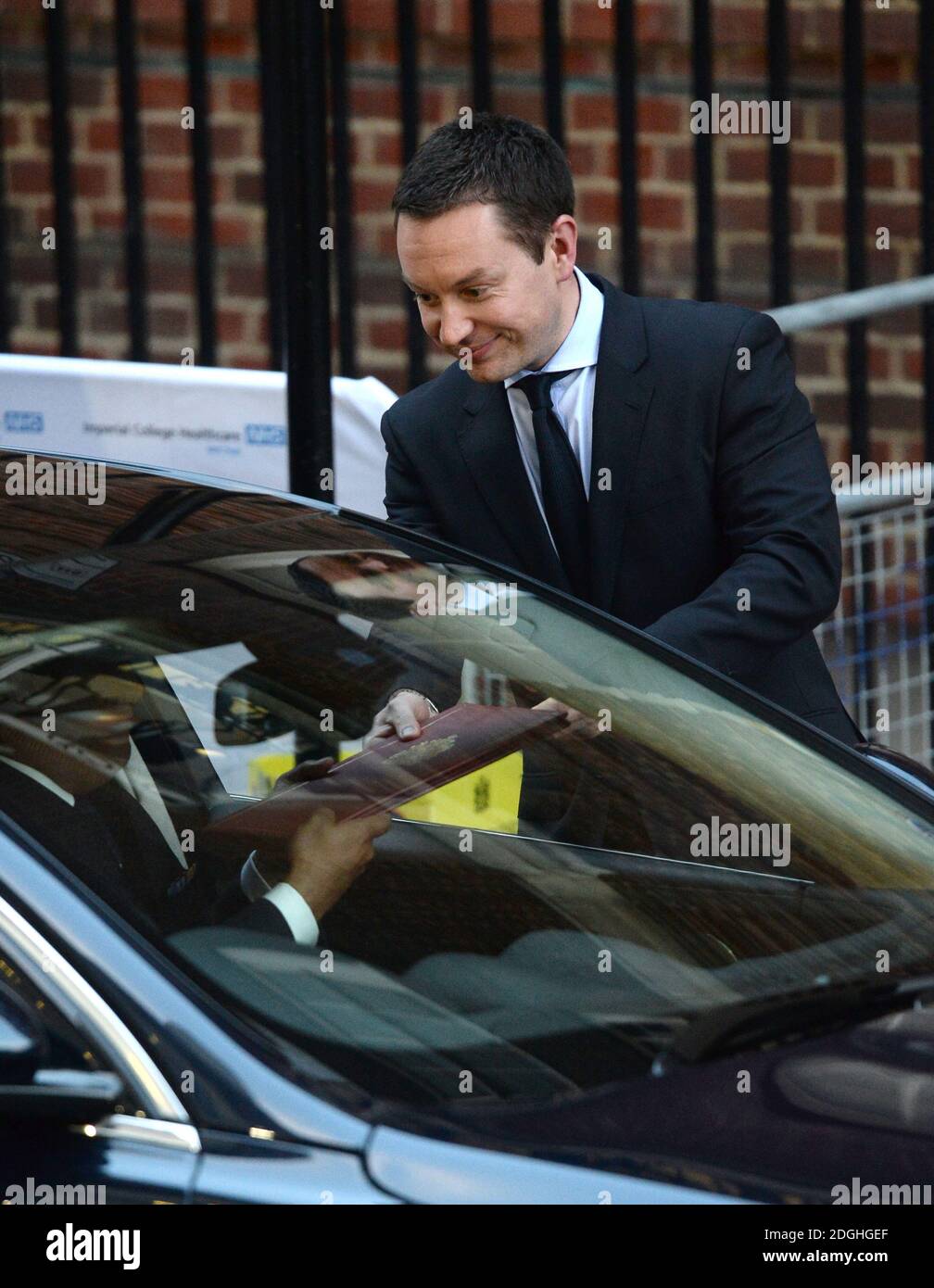 Ed Perkins hands over the announcement of the birth of the new Prince at St Mary's Hospital where the Duke and Duchess of Cambridge are having a baby, Paddington London. Stock Photo