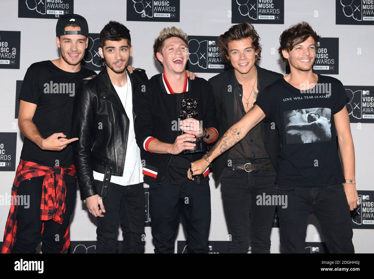 https://c8.alamy.com/comp/2DGHHGJ/musical-group-one-direction-band-members-niall-horan-zayn-malik-louis-tomlinson-liam-payne-harry-styles-backstage-in-the-awards-room-at-the-2013-mtv-video-music-awards-at-the-barclays-center-brooklyn-ny-on-august-25-2013-2DGHHGJ.jpg