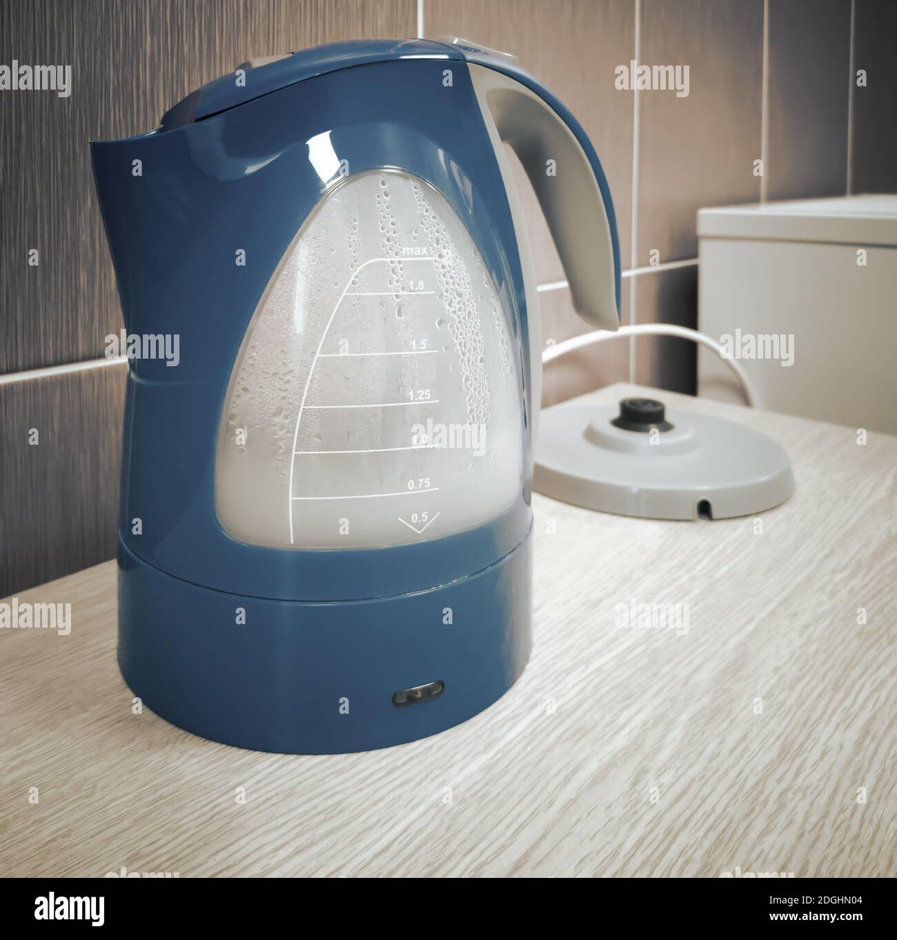 https://c8.alamy.com/comp/2DGHN04/modern-electric-kettle-on-the-kitchen-table-2DGHN04.jpg