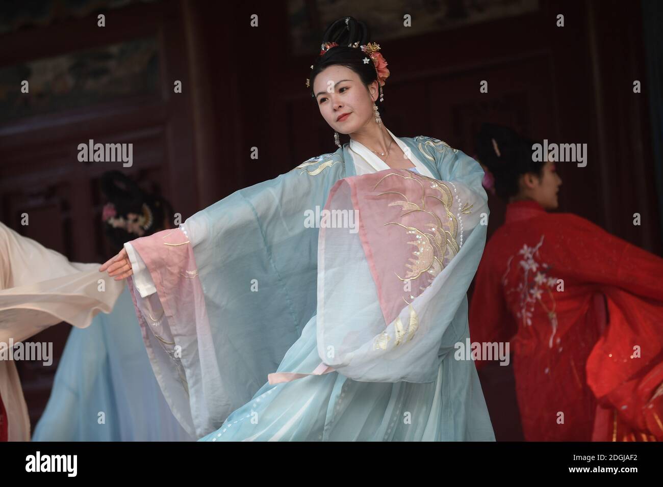 The event held in Jinci attracts nearly a hundred participants and ...