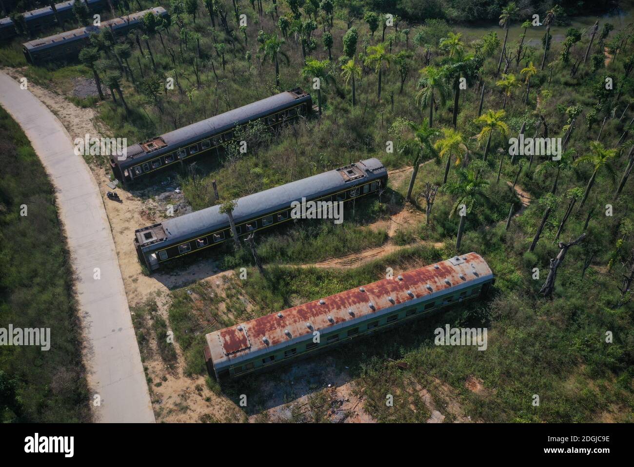 https://c8.alamy.com/comp/2DGJC9E/there-are-piles-of-abandoned-green-skinned-trains-on-the-train-graveyard-which-has-a-special-beauty-in-nanning-city-south-central-chinas-guangxi-pr-2DGJC9E.jpg