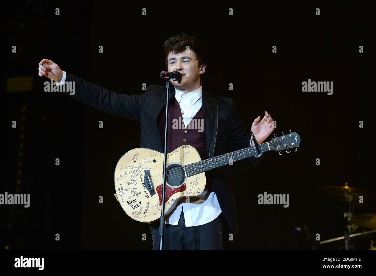 Jake roche performing hi-res stock photography and images - Alamy