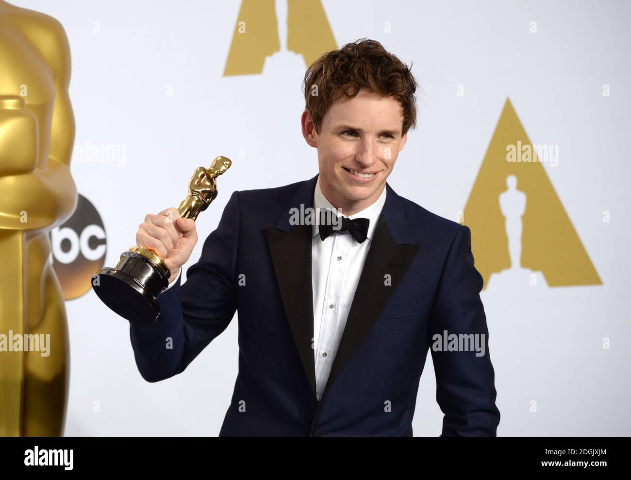 Eddie Redmayne with the Actor in a Leading Role Award for 'The Theory ...
