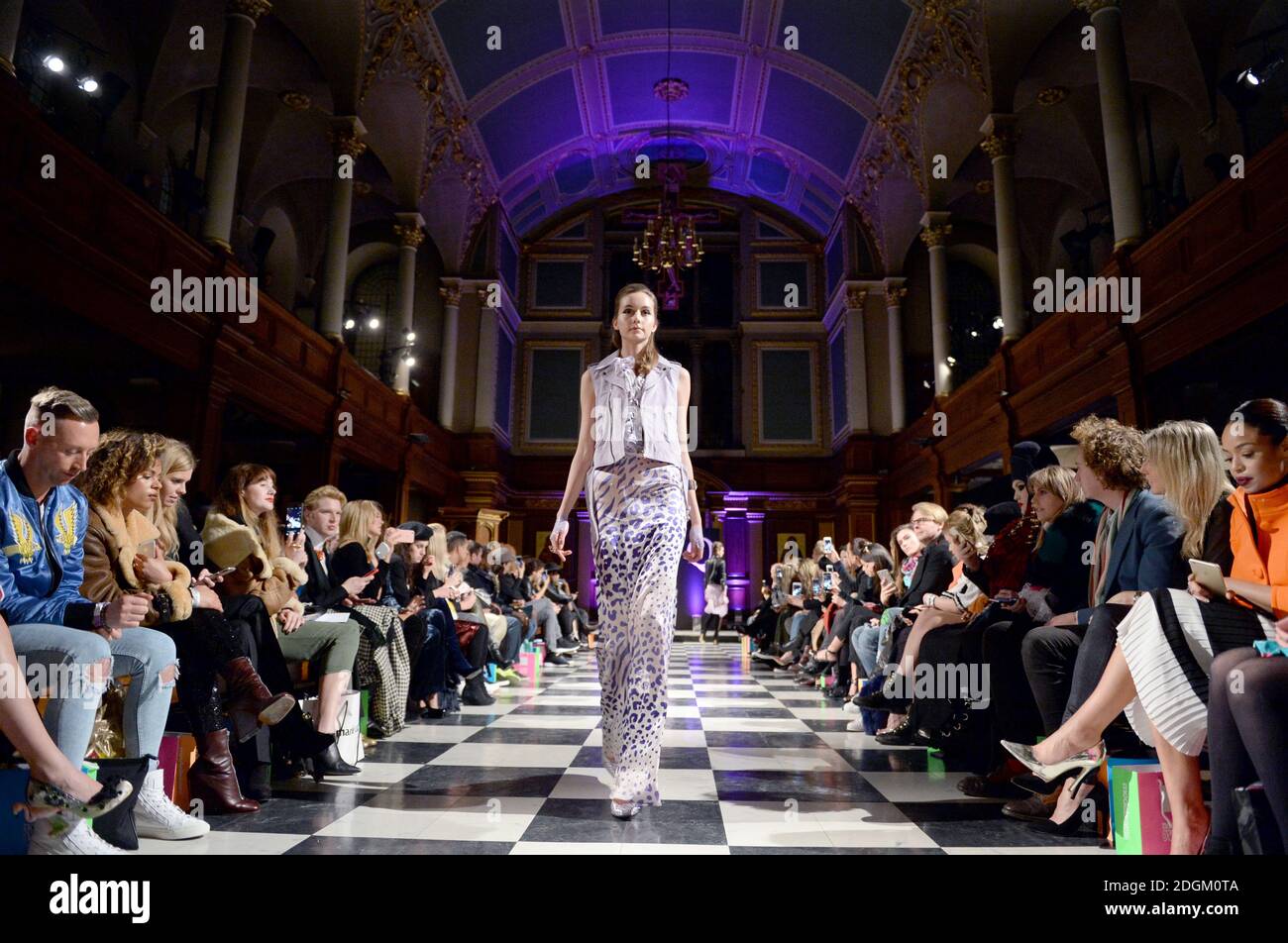 Catwalk model modelling models runway fashion week full length idsok hi