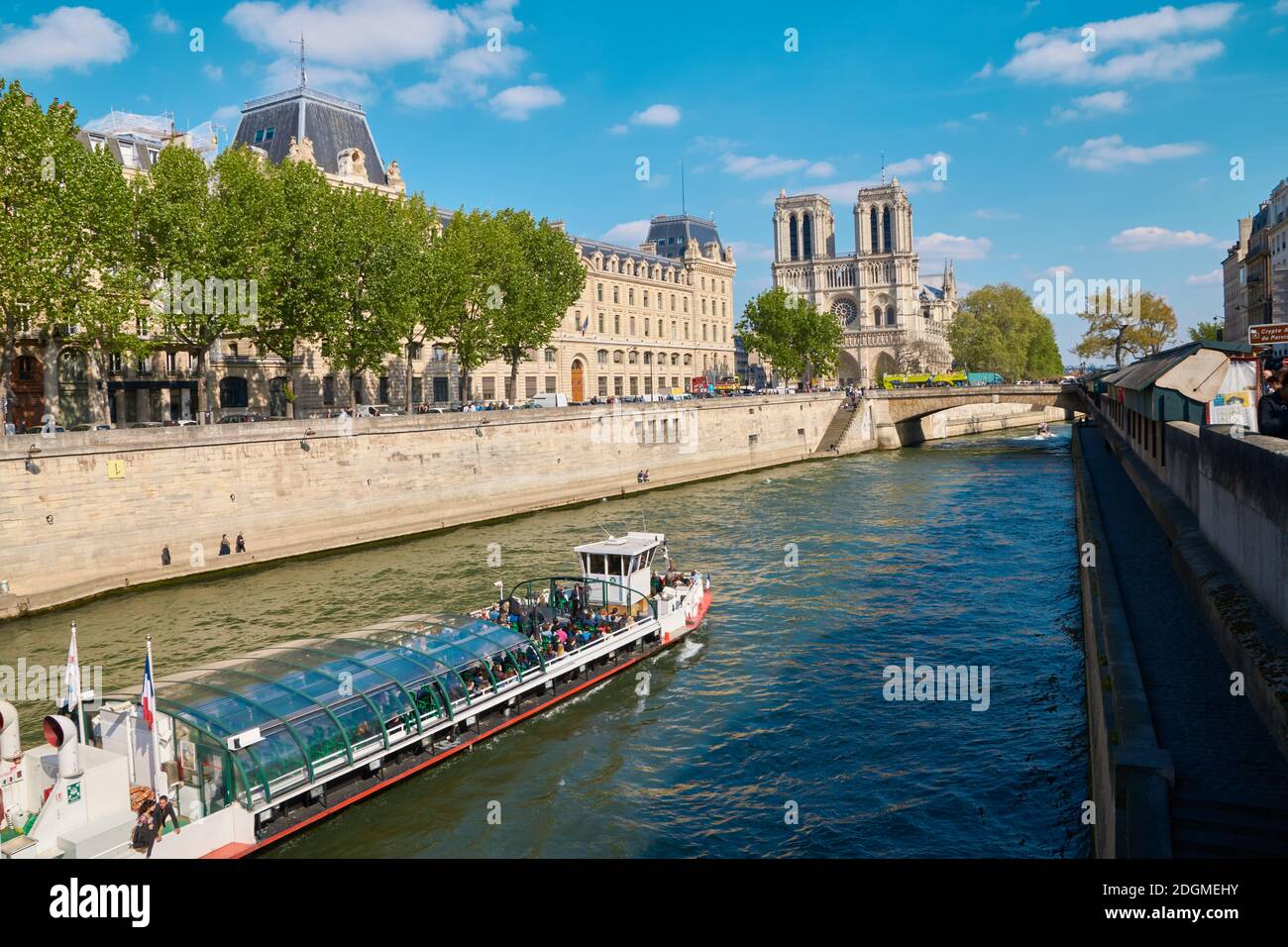 PARIS, FRANCE - Apr 20, 2018: zu sehen ist Fluss Seine in Paris mit der Kathedrale Notre-Dame de Paris vor dem Brand in der Kathedrale Stock Photo