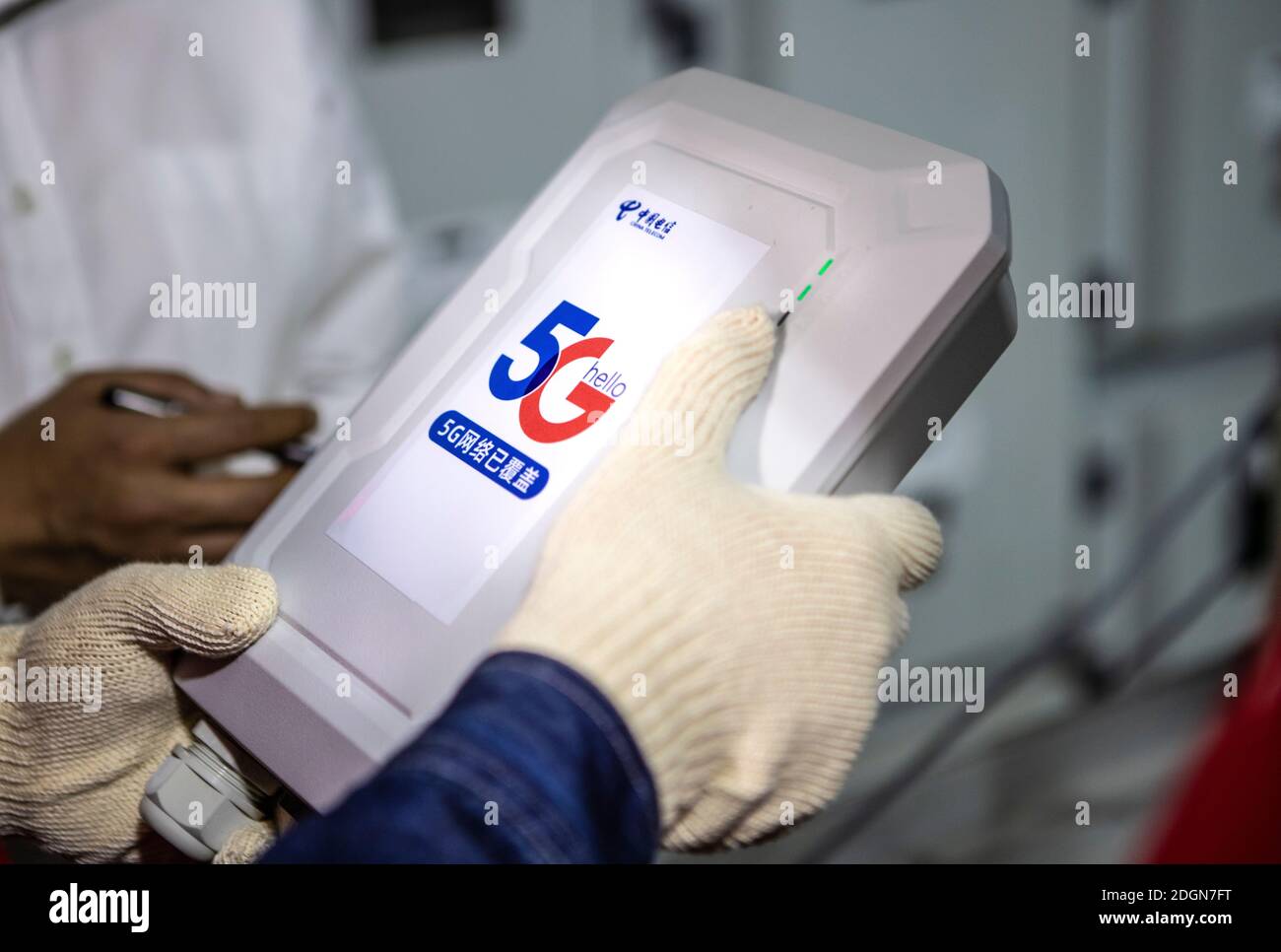 Staff of the State Grid Urumqi Power Supply Company does the