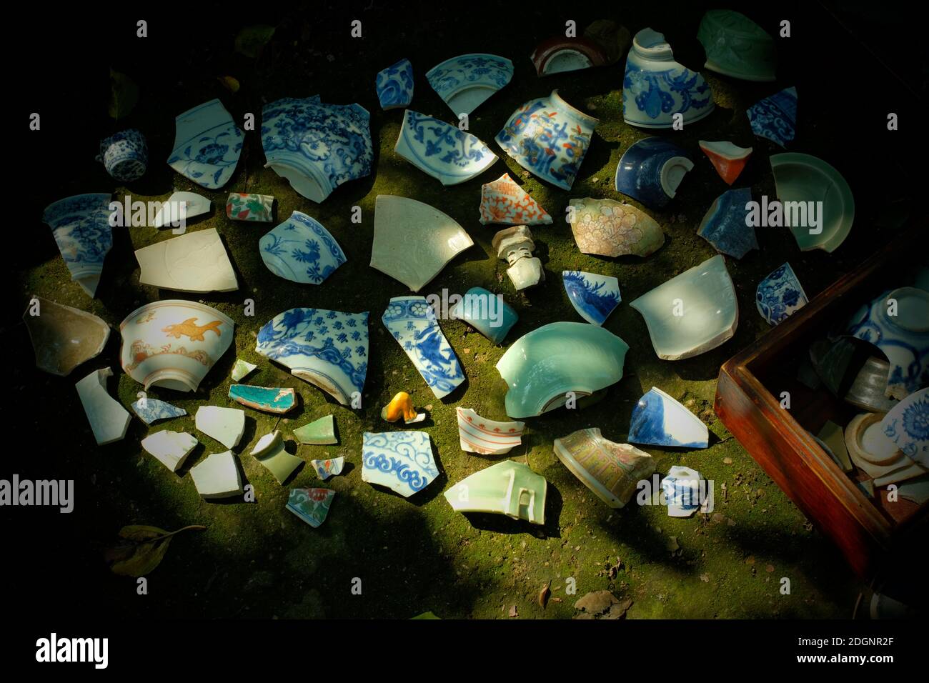 https://c8.alamy.com/comp/2DGNR2F/personal-collection-of-ancient-chinese-ceramic-shards-from-the-construction-sites-in-beijing-china-mainly-that-of-the-ming-and-qing-dynasty-2DGNR2F.jpg