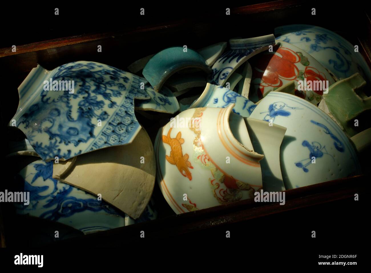 https://c8.alamy.com/comp/2DGNR6F/personal-collection-of-ancient-chinese-ceramic-shards-from-the-construction-sites-in-beijing-china-mainly-that-of-the-ming-and-qing-dynasty-2DGNR6F.jpg