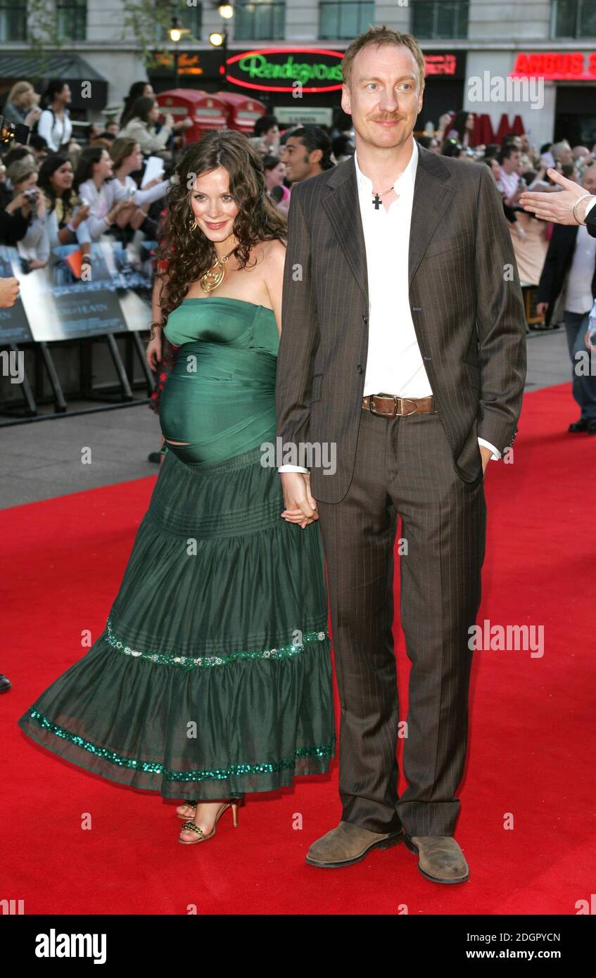 A pregnant Anna Friel and David Thewlis arriving at the European Premiere of Kingdom of Heaven, Leicester Square, London. Doug Peters/allactiondigital.com  Stock Photo