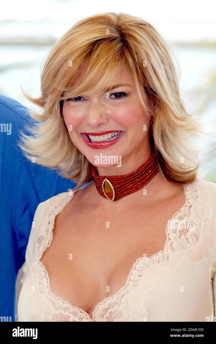 Vagina va klitorisning yaqindan pornografik fotosuratlari Eri futbol tomosha qiladi, xotini esa dugonasi bilan.