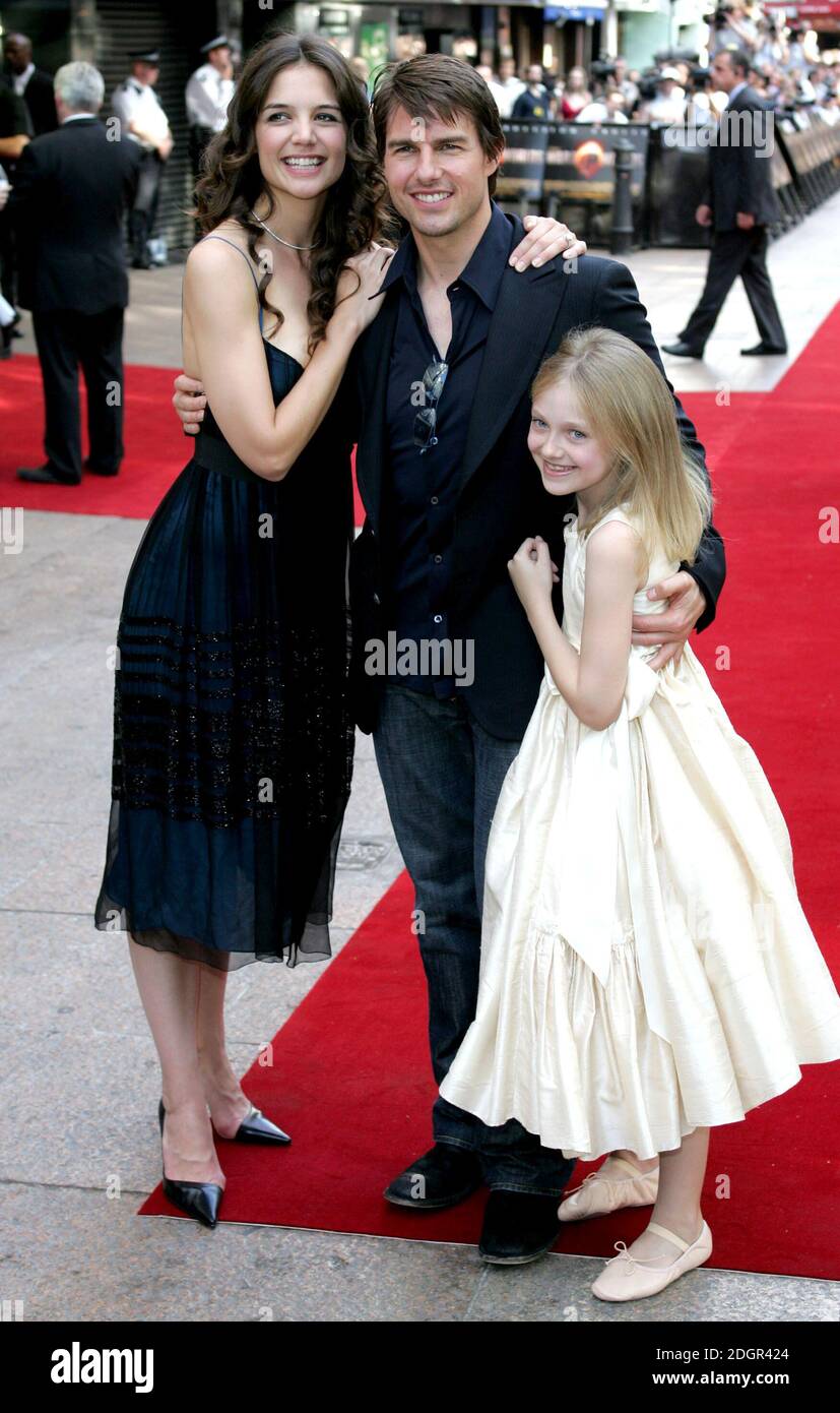 Tom Cruise and Katie with Dakota arriving at the UK Premiere of of the Worlds, Leicester Square, London. Doug Peters/allactiondigital.com Stock Photo - Alamy