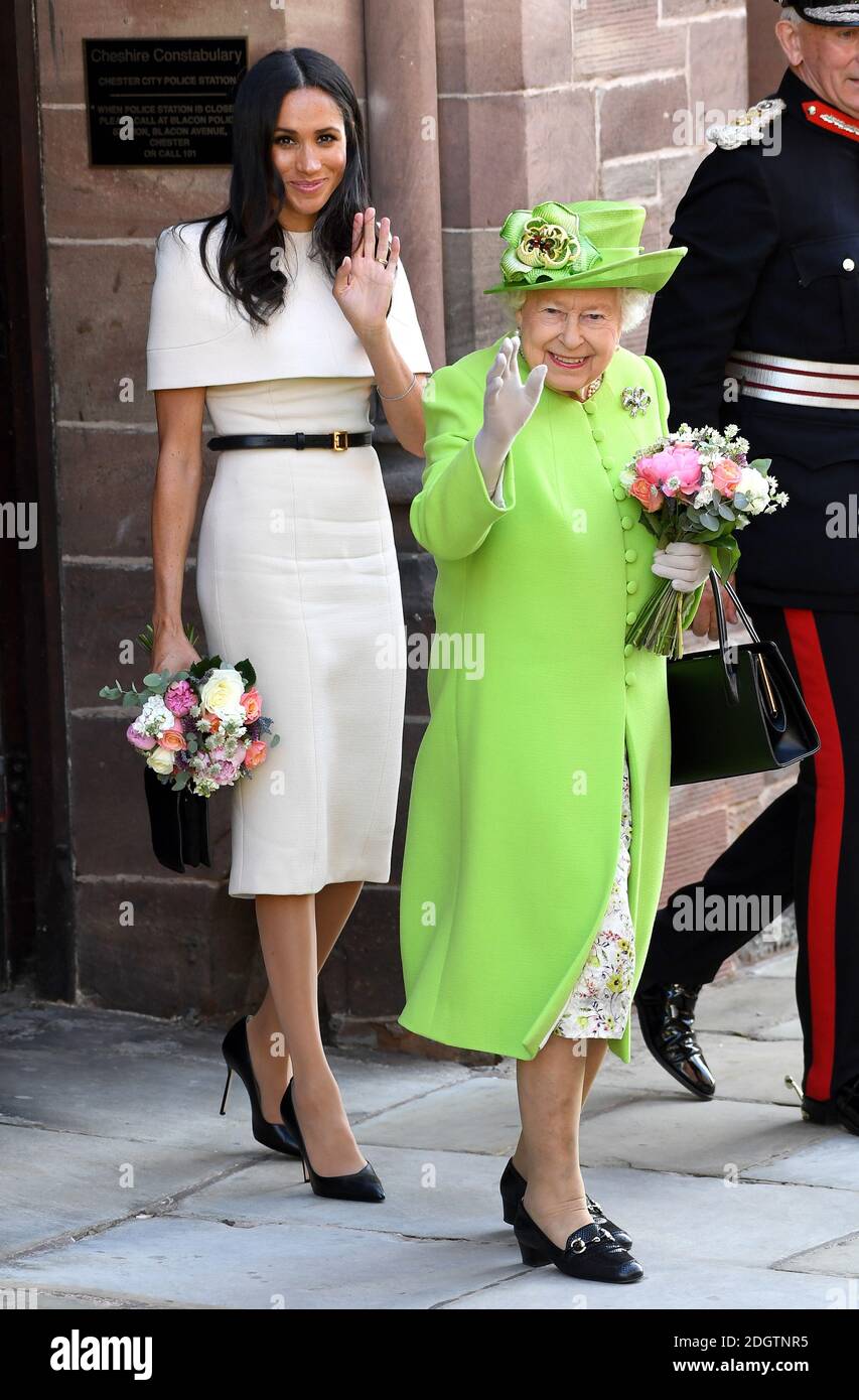 Queen elizabeth green dress hi-res stock photography and images - Alamy