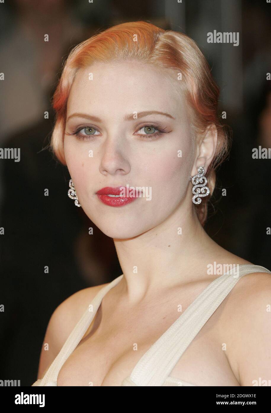 Scarlett Johansson arriving at the UK premiere of The Prestige, Odeon West End, Leicester Square, London. Stock Photo