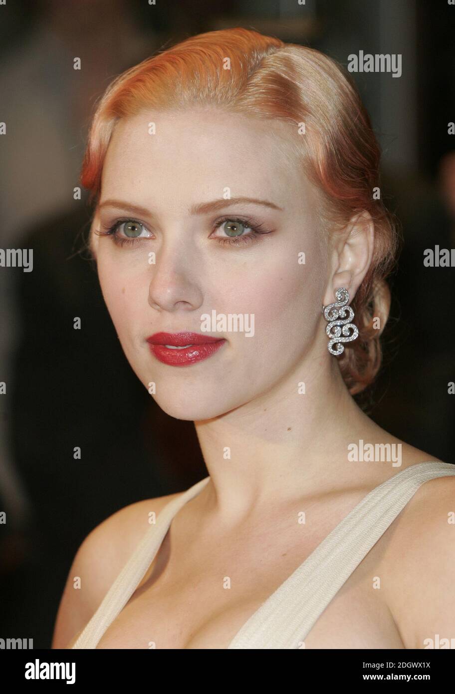Scarlett Johansson arriving at the UK premiere of The Prestige, Odeon West End, Leicester Square, London. Stock Photo