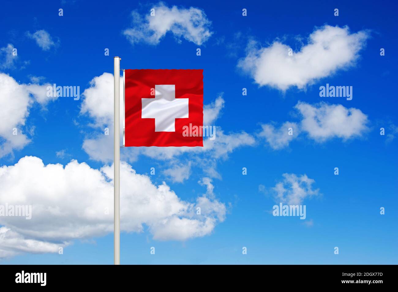 Europa, Schweiz, Nationalfahne, Nationalflagge, Fahne, Flagge, Flaggenmast,  Cumulus Wolken vor blauen Himmel Stock Photo - Alamy