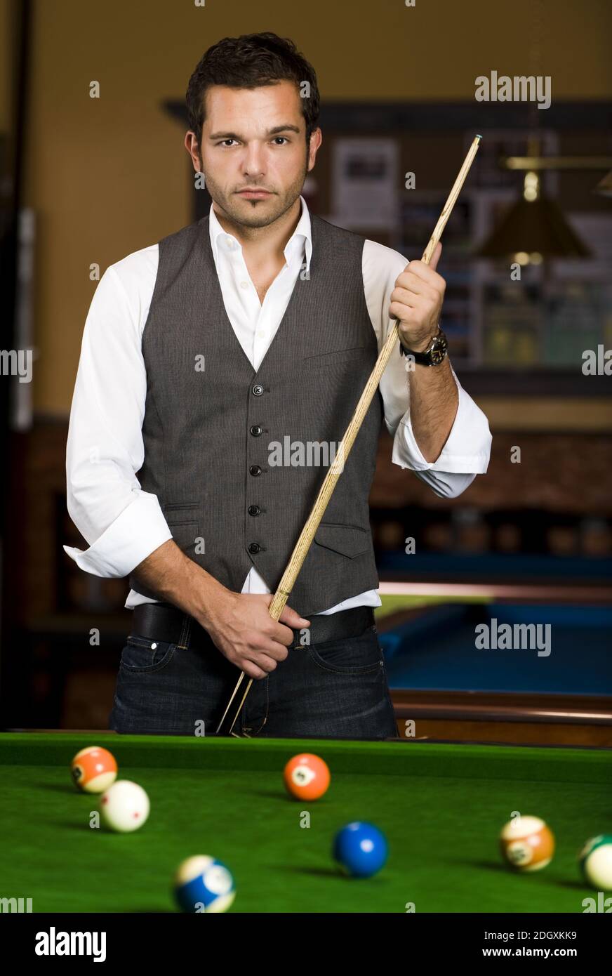 Mann spielt Billard Spiel, MR: Yes Stock Photo