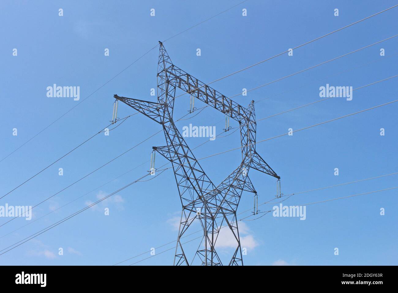 Pylones et lignes haute tension Stock Photo Alamy