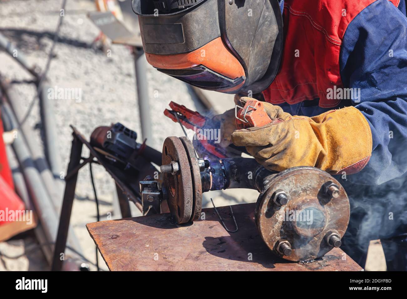 Welding work on the Assembly of components of the steel pipe by manual