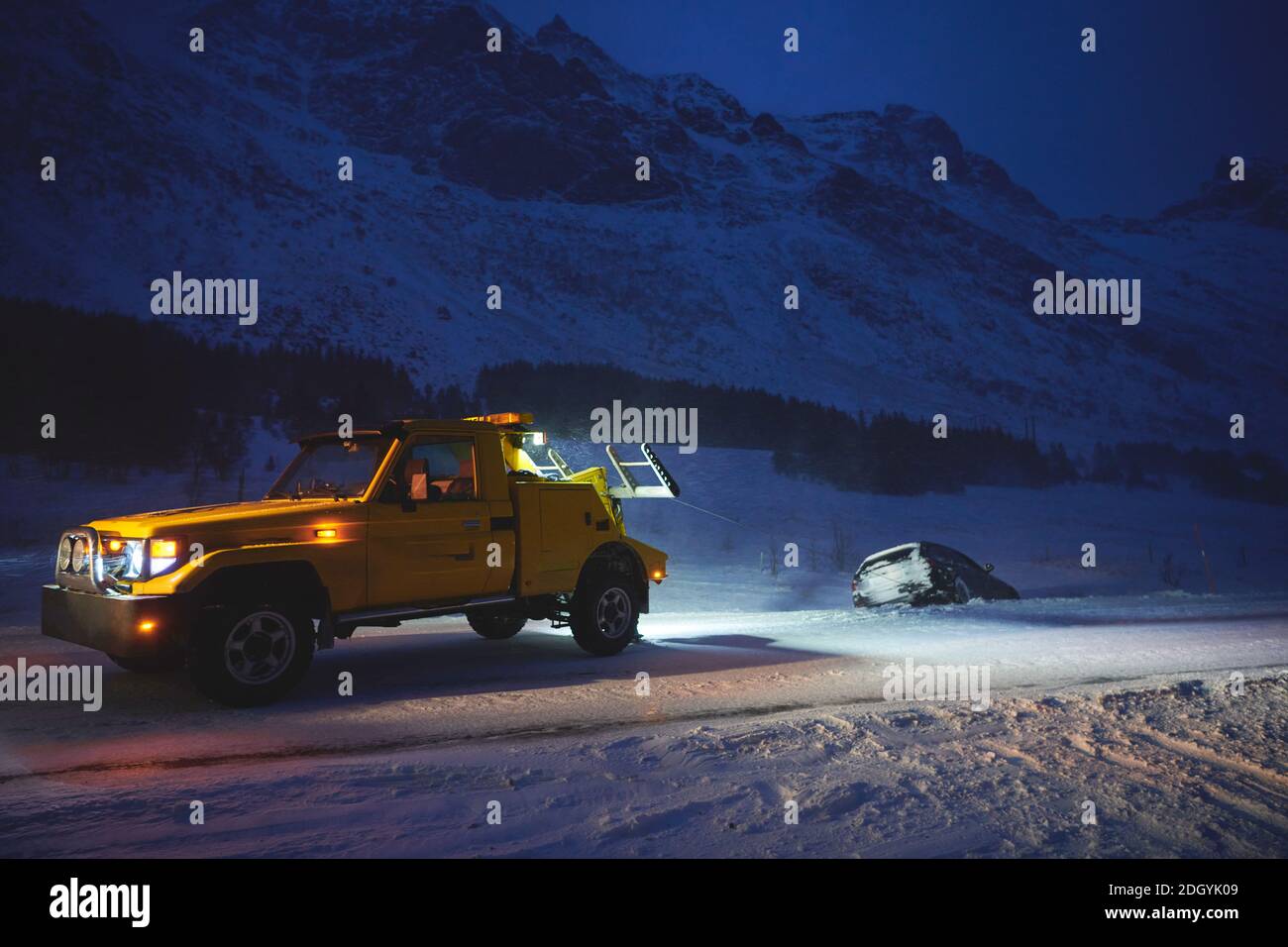 Car being towed after accident in snow storm Stock Photo Alamy