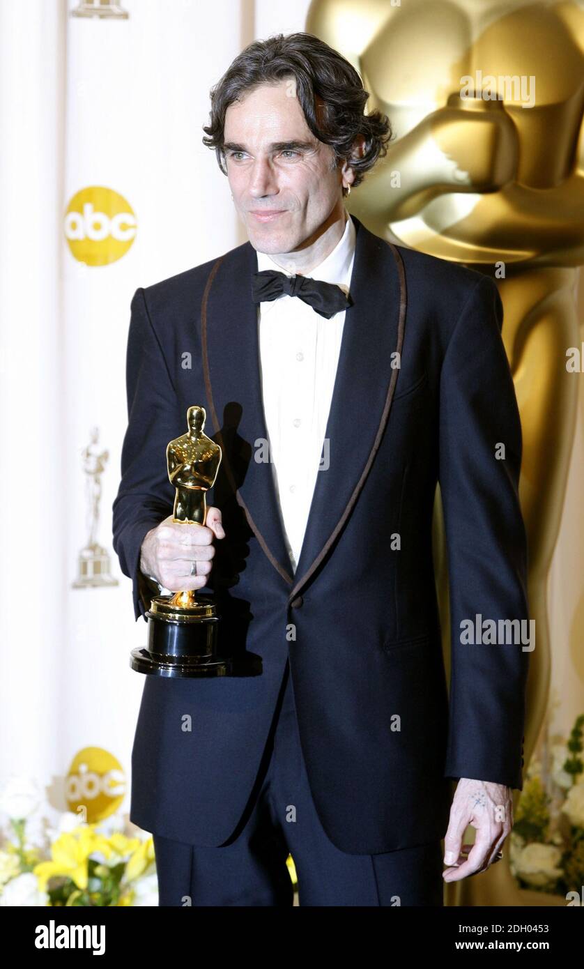 Daniel Day Lewis with the award for Best Actor received for There Will(01)