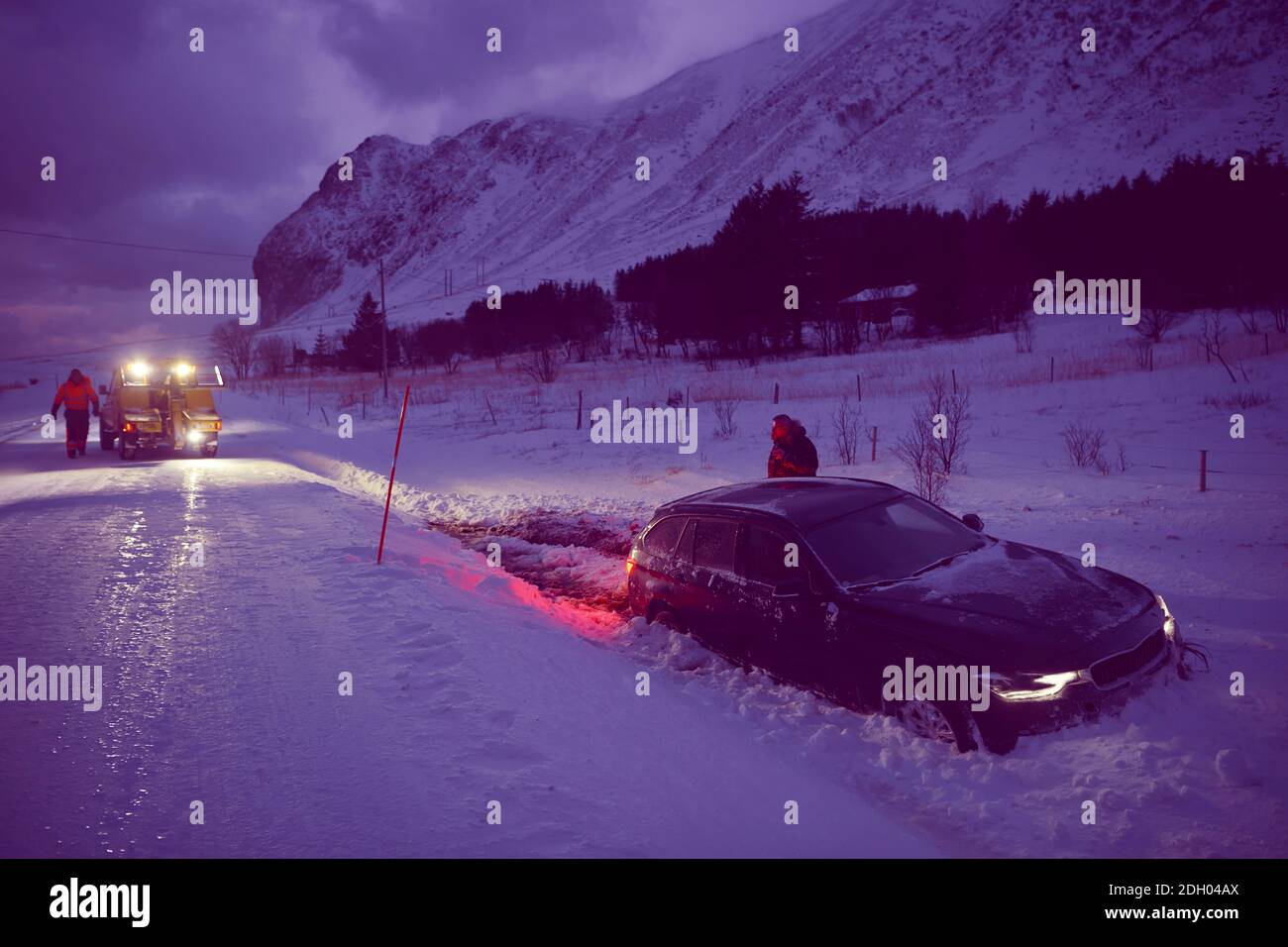 Car being towed after accident in snow storm Stock Photo - Alamy