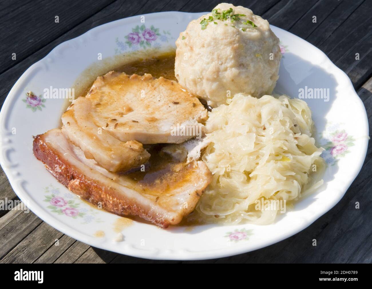 Schweinebraten mit Semmelknödel und Sauerkraut Stock Photo - Alamy