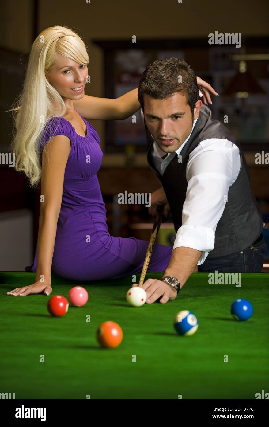 Paar spielt Billard Spiel, MR: Yes Stock Photo