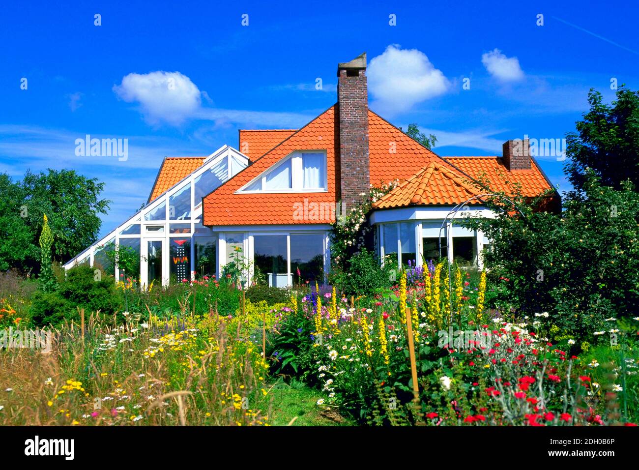 Modernes Einfamilienhaus mit Wintergarten Stock Photo
