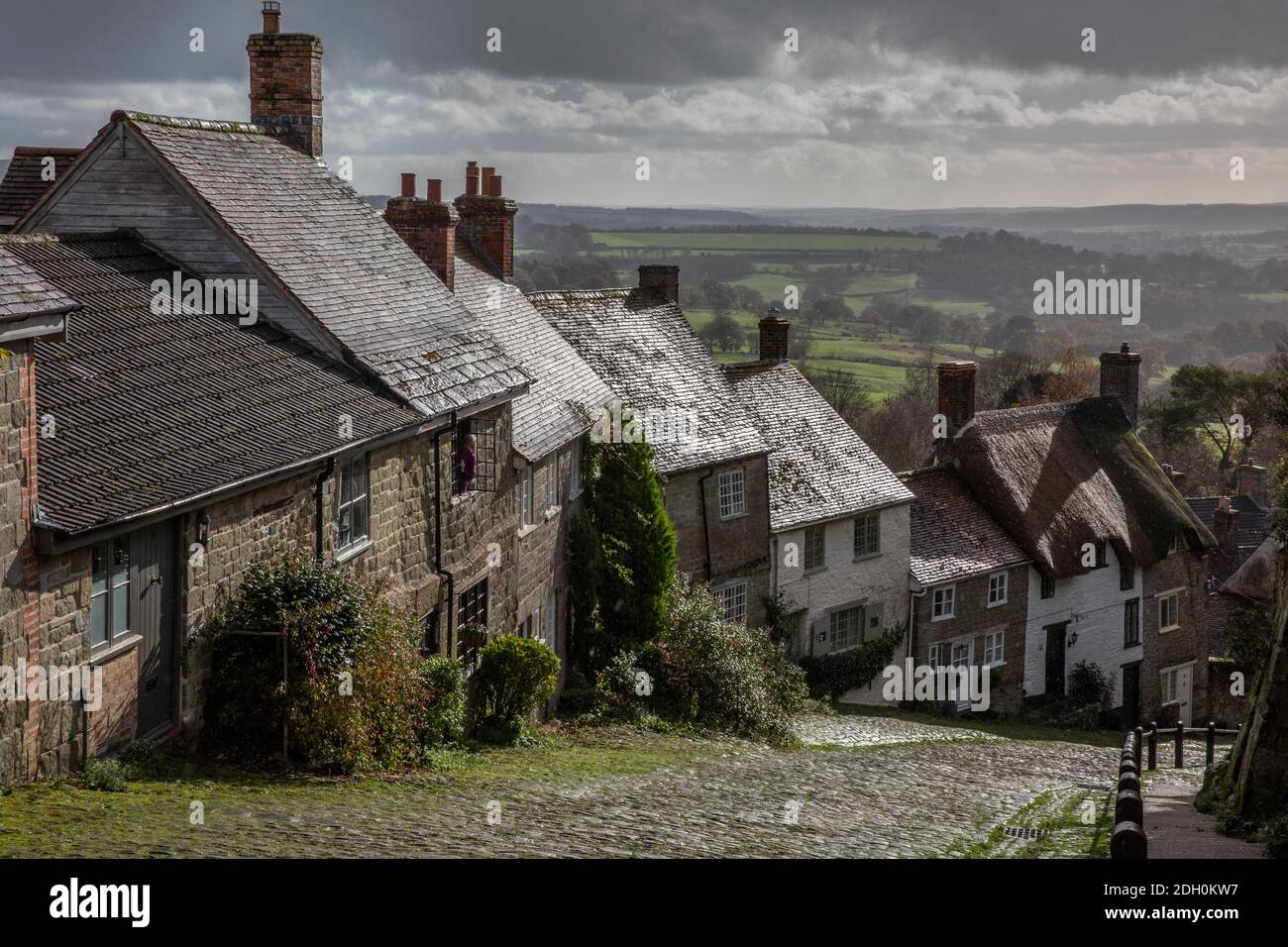 Gold Hill, steep cobbled street in the town of Shaftesbury, Dorset, England, UK. Often described as 'one of the most romantic sights in England.' Stock Photo