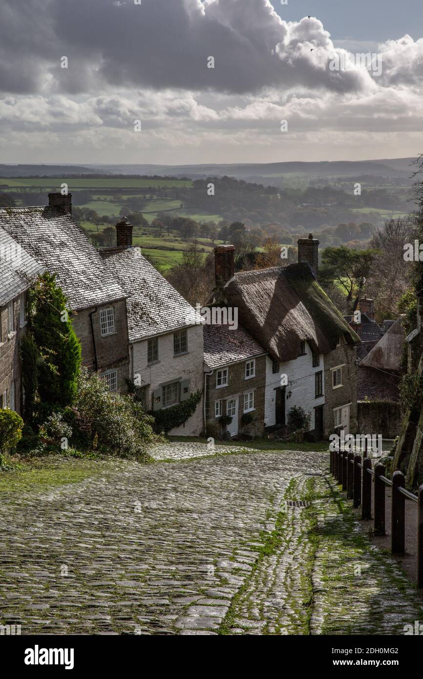 Gold Hill, steep cobbled street in the town of Shaftesbury, Dorset, England, UK. Often described as 'one of the most romantic sights in England.' Stock Photo