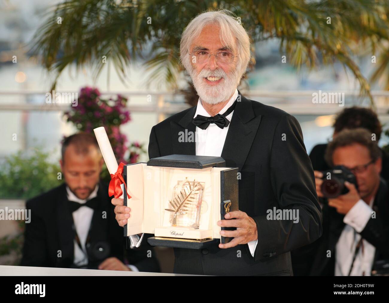 Austrian director Michael Haneke posing with the Palme d'Or award he received for the film 'The White Ribbon', at a photo call following the awards ceremony, during the 62nd International film festival in Cannes, southern France, Sunday, May 24, 2009. Stock Photo